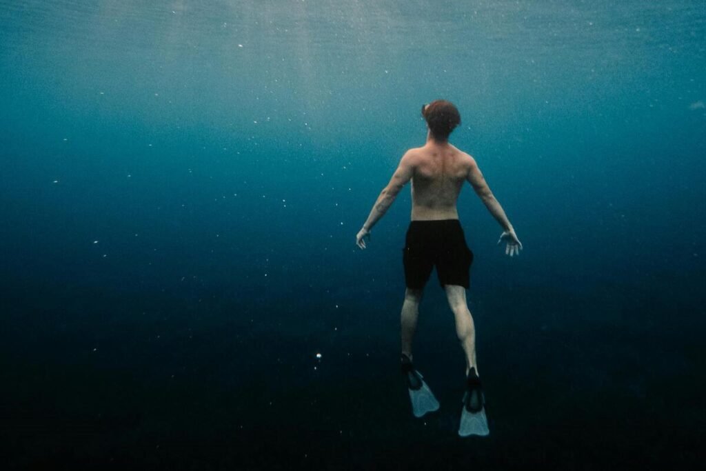The picture shows a man with fins filmed with a GoPro action camera under water on the website of 'The House Technology', specialists in action cameras and accessories for GoPro and Insta360.