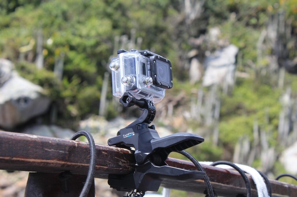 The picture shows a GoPro attached to a bridge with the help of an accessory on the website of 'The House Technology', specialists in action cameras and accessories for GoPro and Insta360.